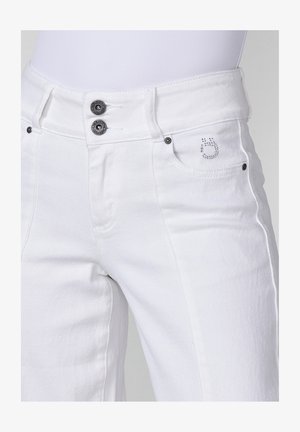 Pantalones de mezclilla blanca con cierre de doble botón, diseño clásico de cinco bolsillos, detalles de costura sutiles y un pequeño logotipo en el bolsillo.