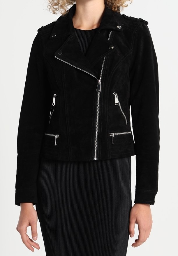 Schwarze Wildleder-Bikerjacke mit taillierter Passform, asymmetrischem Reißverschluss und mehreren RV-Taschen mit silberfarbenen Akzenten.