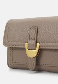 Coccinelle CAMPUS - Pénztárca - warm taupe