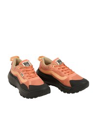 Sneakers med en blandad materialdesign, med orange och beige nyanser, svart yttersula, snörning och Vans-logotyp.