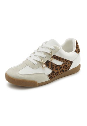 Sneaker mit weißem Lederobermaterial und beige Velourslederakzenten; verfügt über seitliche Einsätze mit Leopardenmuster und goldfarbene Verzierungen. Gummisohle.