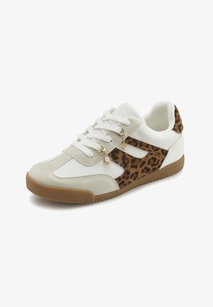 Sneaker mit weißem Lederobermaterial und beige Velourslederakzenten; verfügt über seitliche Einsätze mit Leopardenmuster und goldfarbene Verzierungen. Gummisohle.