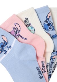 Vier Paar Socken in Hellblau, Pink, Weiß und Hellblau, mit Comicfiguren, die in den Stoff eingewebt sind. Weiches Baumwollgemisch.