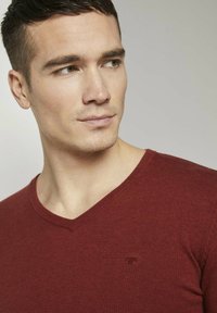 TOM TAILOR V NECK  - Strickpullover - dark chili melange