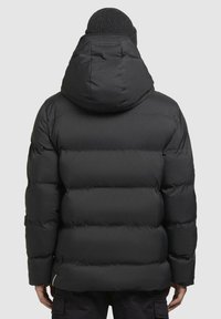 Sort dunjakke med hætte, med en quiltet design og blød tekstur. Vist fra bagfra med et mærke nær halsen.