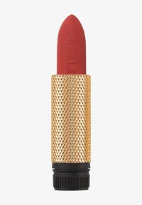 Rossetto rosso con finitura opaca in un tubo esagonale dorato e testurizzato. Il tappo ha una base nera e una punta appuntita.