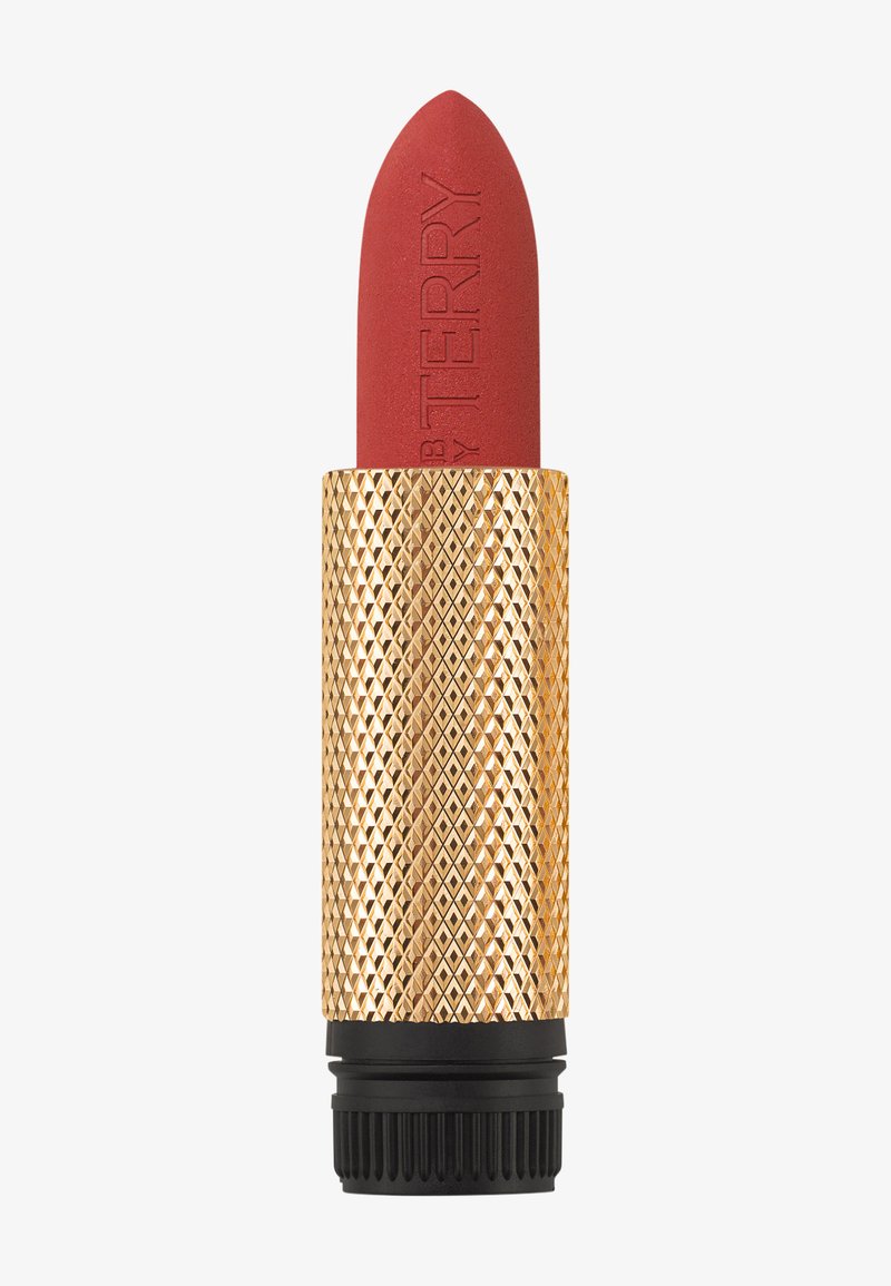 Rossetto rosso con finitura opaca in un tubo esagonale dorato e testurizzato. Il tappo ha una base nera e una punta appuntita.