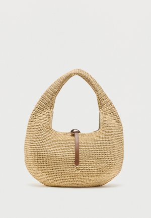 Geantă hobo bej țesută, cu mâner larg și o curea din piele maro, prevăzută cu o închizătoare mică aurie, pe fundal neutru.