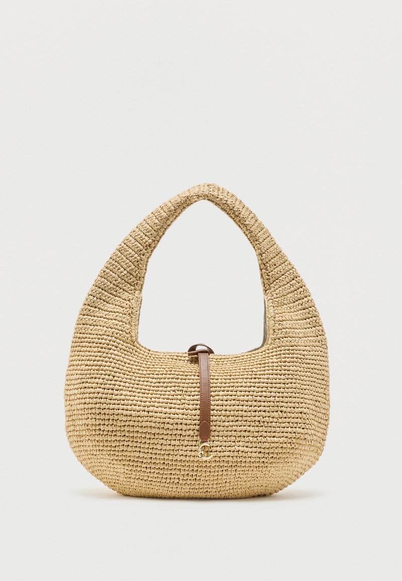 Πλεκτή μπεζ τσάντα χόμπο με φαρδιά μονή λαβή και καφέ δερμάτινο λουρί με μικρό κούμπωμα σε χρυσό τόνο σε ουδέτερο φόντο.