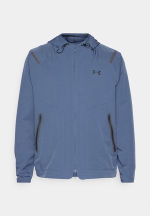 Blaue Kapuzenjacke aus synthetischem Material, mit einem Reißverschluss vorne, schwarzen Akzenten und zwei Reißverschlusstaschen an den Seiten.