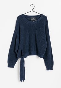 Mørkeblå, strikket sweater med løs pasform, lange ærmer og detalje med bindebånd i siden. Har en ribbet tekstur og bred halsudskæring.