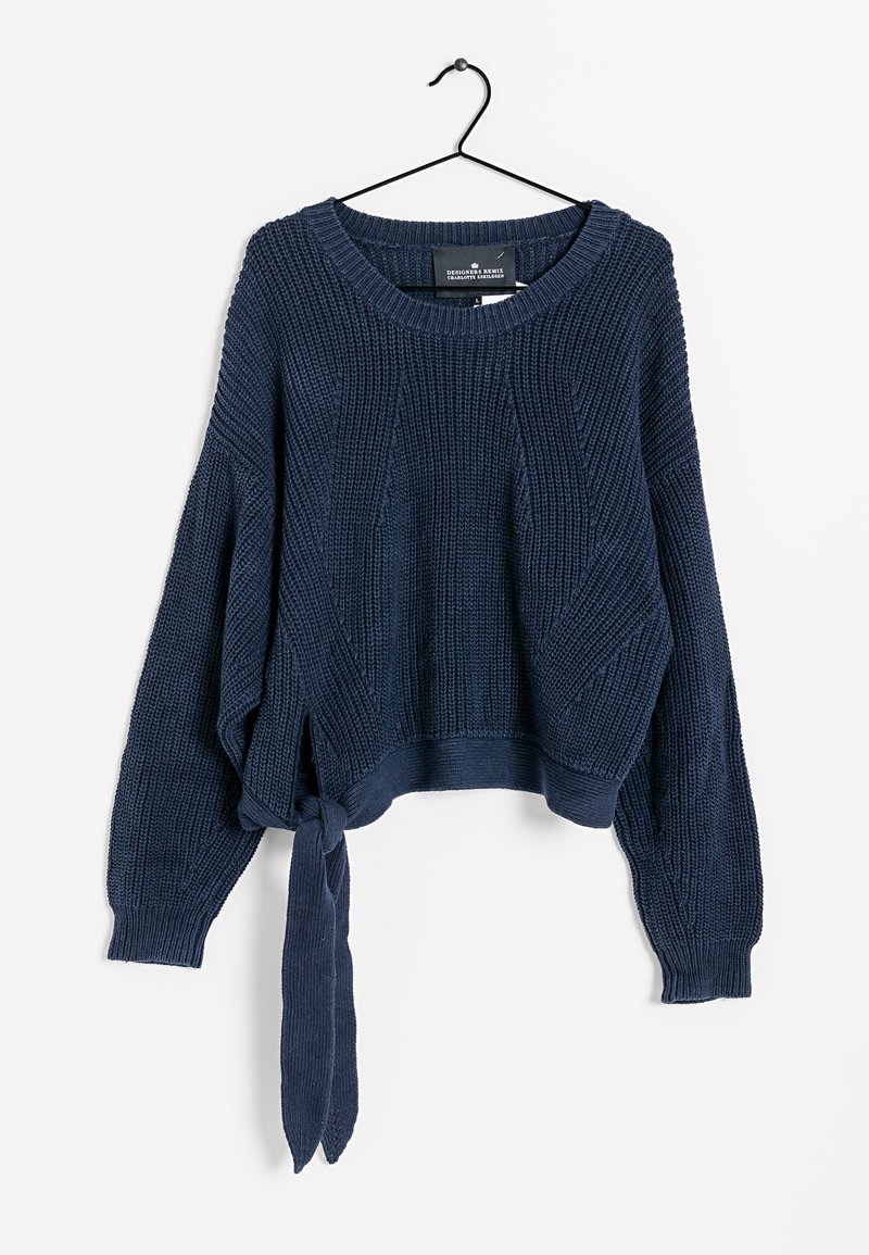 Mørkeblå, strikket sweater med løs pasform, lange ærmer og detalje med bindebånd i siden. Har en ribbet tekstur og bred halsudskæring.