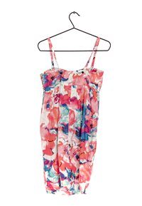 Sukienka w kwiatowy wzór w odcieniach różu, niebieskiego i białego. Posiada cienkie ramiączka, marszczony dekolt i fałdy z przodu. Wykonana z lekkiego materiału.