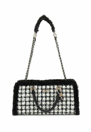 Sac à main noir et blanc à motifs avec un tissu texturé, une bandoulière en chaîne et une bordure en fausse fourrure. Il possède des accessoires en or et un accent de logo.