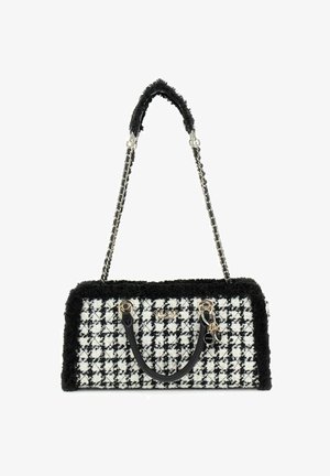 Sac à main noir et blanc à motifs avec un tissu texturé, une bandoulière en chaîne et une bordure en fausse fourrure. Il possède des accessoires en or et un accent de logo.