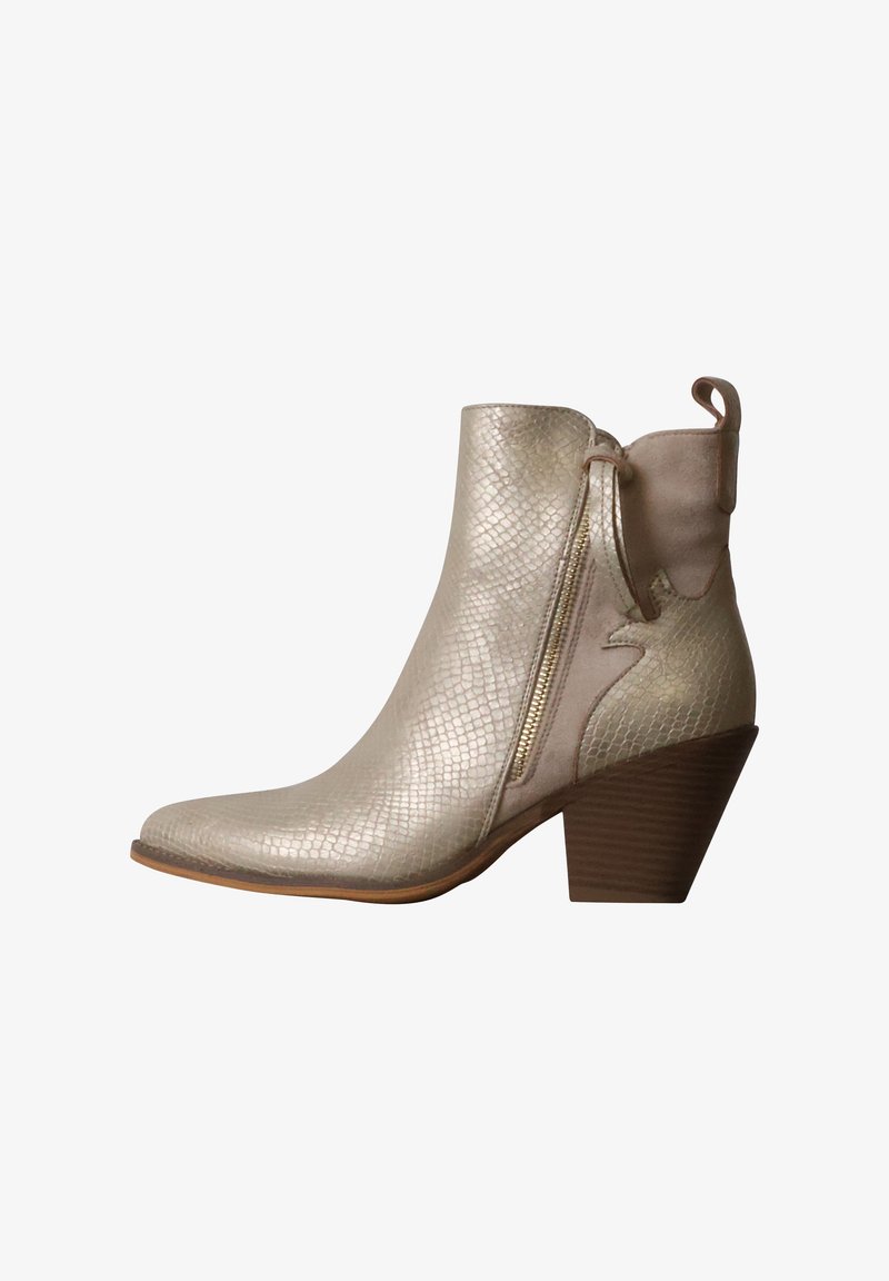 Bottine beige avec motif texturé en peau de serpent, fermeture éclair latérale, languette et talon bloc en bois épais.
