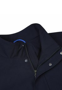 Marineblå jakke med høj krave, frontlynlås og trykknaplukninger. Glat stof med en subtil glans, designet til en figursyet silhuet.