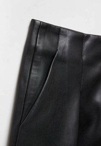 Zwarte leren broek met een gladde textuur, op maat gemaakte pasvorm en geplooid ontwerp. Inclusief zijzakken en nauwkeurige stikdetails.