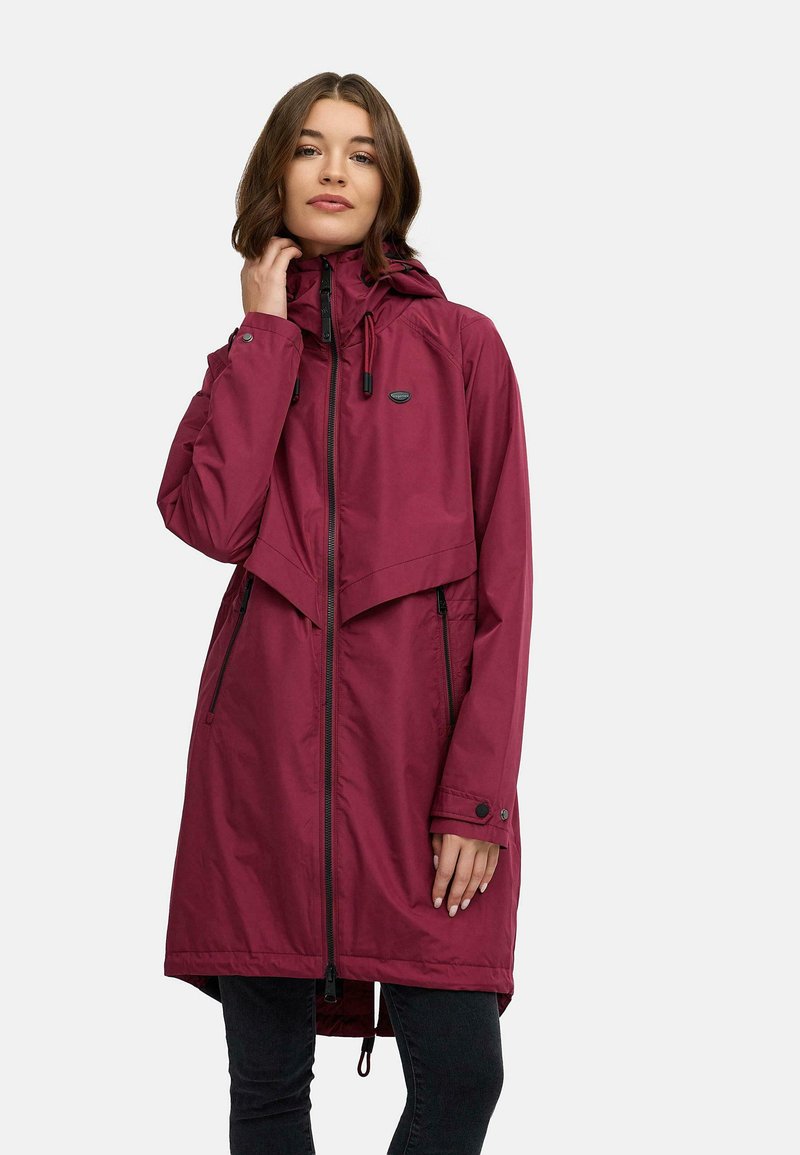 Bordowa wodoodporna kurtka z kapturem, z zamkiem błyskawicznym z przodu, regulowanymi sznurkami i warstwowym krojem. Widoczne boczne kieszenie.