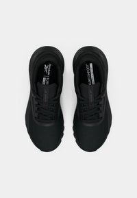 Kaksik black Reebok spordijalatsitest, millel on paelad ja Lux Comfort sisetallad, vaadatuna pealt valge taustal.