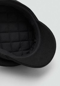 Șapcă neagră cu căptușeală interioară matlasată, finisaj moale și texturat, și bor curbat, cu detalii de design fără cusături pentru confort.