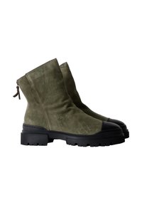 Stivaletti alla caviglia in suede verde con suola in gomma nera, punta rotonda e zip posteriore. Presentano una finitura texturizzata e una suola spessa per una presa migliore.