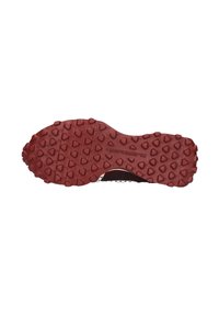Rote Gummisohle mit einem strukturierten, gemusterten Design und dreieckigen Stollen für besseren Halt. Glatte Kanten umreißen die Form der Sohle.
