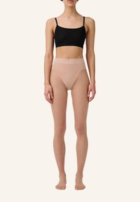 Schwarzes Cropped-Top mit dünnen Trägern, kombiniert mit hochgeschnittenen, durchsichtigen beigen Briefs. Weicher Stoff mit glatter Textur und minimalen Details.