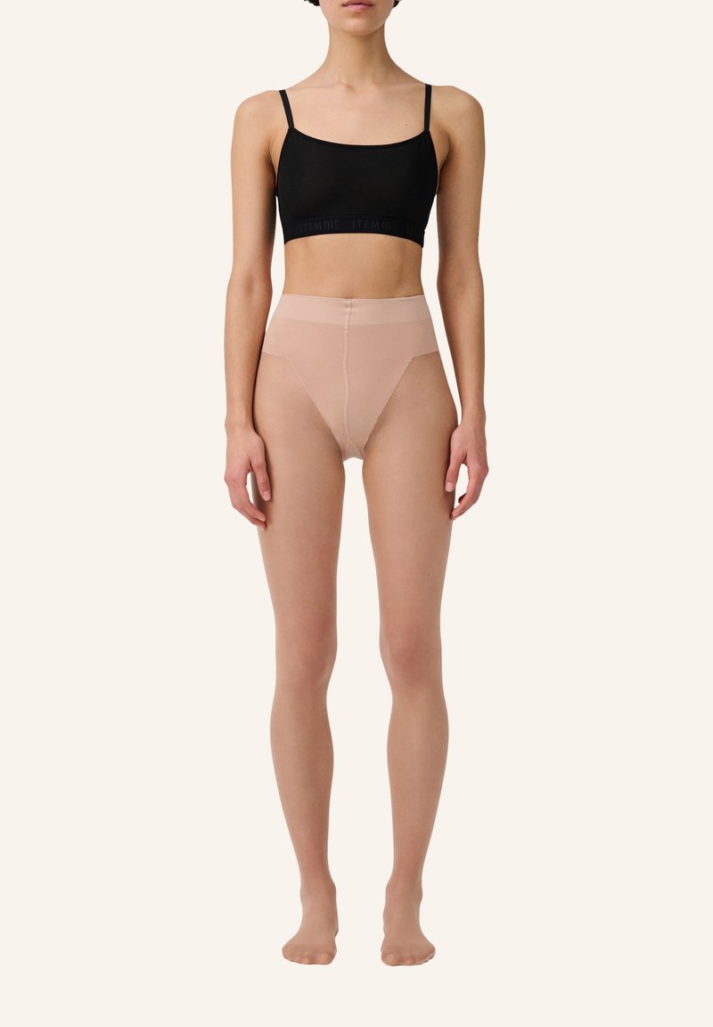 Schwarzes Cropped-Top mit dünnen Trägern, kombiniert mit hochgeschnittenen, durchsichtigen beigen Briefs. Weicher Stoff mit glatter Textur und minimalen Details.