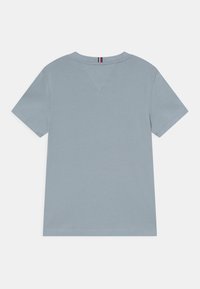 Tommy Hilfiger ESSENTIAL TEE - T-shirt básica - cloudy