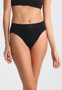 Zwarte highwaisted bikini slipjes gemaakt van glad stof, met een zachte tailleband en naadloze randen voor comfort.
