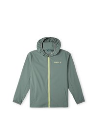 Giacca leggera verde con cappuccio, dotata di una cerniera gialla e logo, e due tasche laterali; texture liscia e design casual.