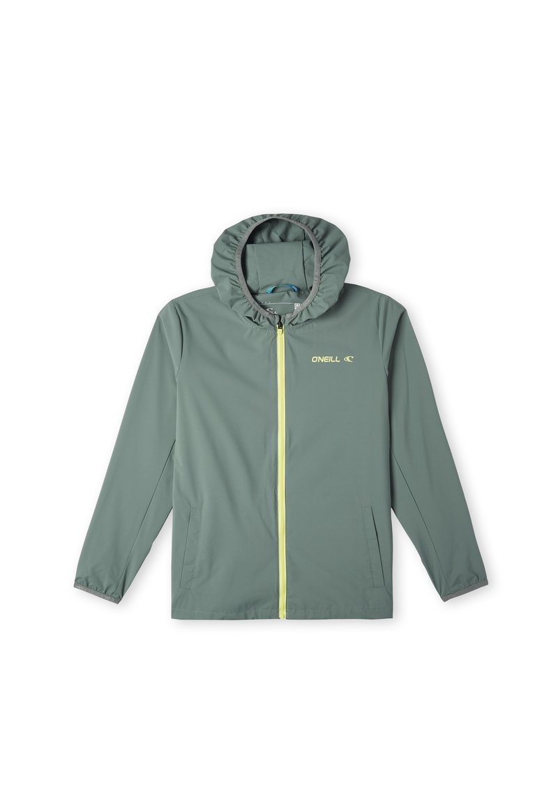 Giacca leggera verde con cappuccio, dotata di una cerniera gialla e logo, e due tasche laterali; texture liscia e design casual.