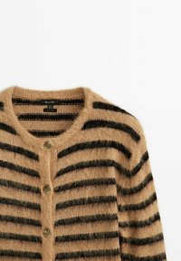 Cardigan camel doux et duveteux avec des rayures horizontales noires et trois boutons décoratifs dorés sur le devant.