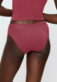 Bordowe damskie majtki z teksturowanym koronkowym pasem i gładkim, elastycznym materiałem. Skrojone dla zapewnienia wygodnego dopasowania.
