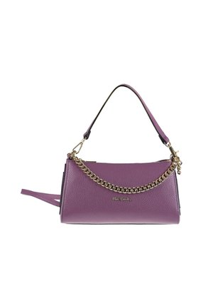 Borsa a mano in pelle viola con catena dorata e tracolla abbinata, forma rettangolare, superficie texturizzata, logo Pierre Cardin sul frontale.