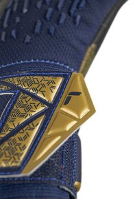 Marinehandschuh mit strukturiertem Material und goldenen geometrischen Akzenten. Verfügt über einen strukturierten Griffbereich und verstärkte Nähte für Langlebigkeit.