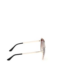 Gafas de sol con marco de metal dorado y lentes marrones degradados, puntas de plástico negro en las patillas y detalle del logo grabado a lo largo del marco.