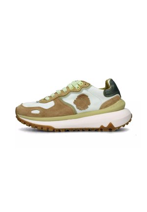 Sneakers con un mix di suede e pelle, caratterizzati da una combinazione di colori verde e beige, punta rotonda, sottopiede spesso bianco e suola testurizzata.