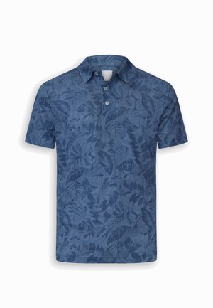 Niebieska koszulka polo z krótkim rękawem, z tonalnym tropikalnym wzorem liści i plisą z dwoma guzikami, pokazana na białym tle.