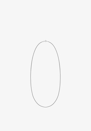 Dünne silberne Kettenhalskette mit Karabinerverschluss, flach auf einem weißen Hintergrund ausgelegt.