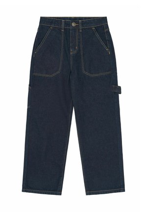 Pantalon de charpentier en denim bleu foncé avec jambes larges, poches avant, passants de ceinture, fermeture par bouton et une boucle latérale pour outils sur la jambe droite.