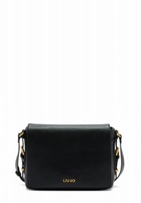 Schwarze Umhängetasche aus Leder mit glatter Textur, goldfarbenen Beschlägen, einer Klappenverschluss und einem Logo auf der Vorderseite gedruckt.