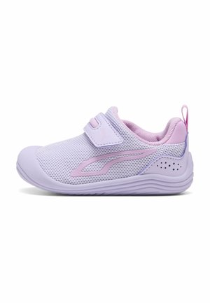 Basket enfant violet clair avec tissu en mesh, détails roses, semelle rembourrée et une bride velcro réglable.