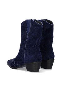 Botas de tobillo de estilo western en azul marino, con un acabado texturizado, puntera decorativa con tachuelas y un tacón bajo y grueso.