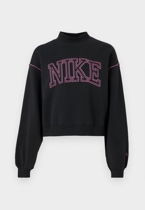 Zwarte cropped sweatshirt met een hoge halslijn, lange mouwen en een roze "NIKE" logo en stikselaccenten aan de voorkant en schouders.