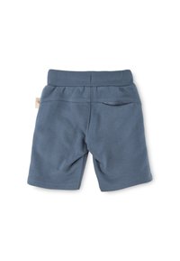 Blaue Baumwollshorts mit weicher Textur, elastischem Bund und kleiner Gesäßtasche. Glatte Oberfläche ohne sichtbare Muster oder Akzente.