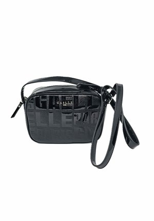 Borsa a tracolla in pelle verniciata nera con grande testo in rilievo e logo Gaëlle Paris dorato, con cerniera e tracolla regolabile.