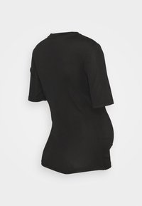 Černé žebrované tričko s krátkým rukávem a kulatým výstřihem, které má přiléhavý střih a hladkou texturu. Bez viditelných log nebo vzorů.