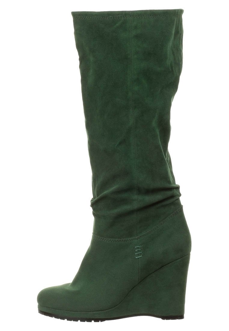 Botas de cuña altas de ante sintético verde con un diseño arrugado, que presentan un acabado texturizado y una punta ligeramente puntiaguda.